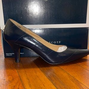 Navy blue leather heels
